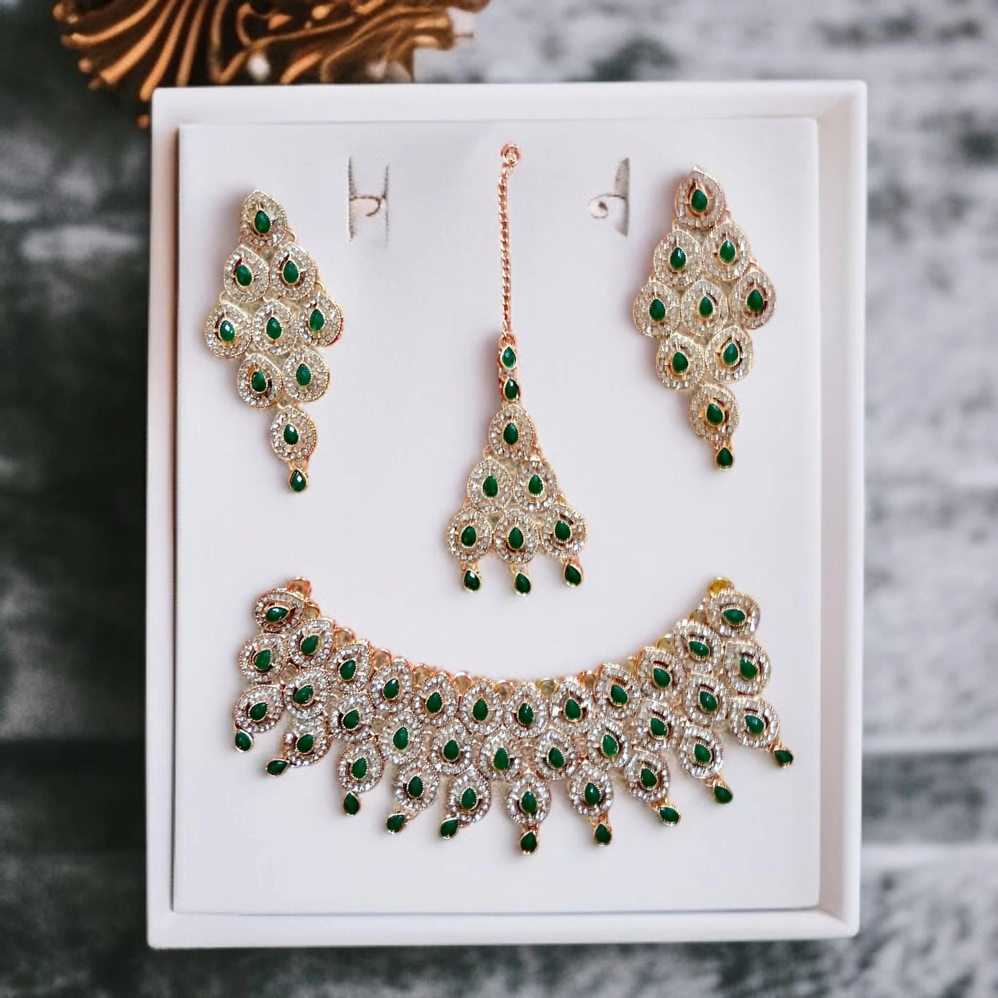 Buy Green colour jewellery set with necklace , earrings and tikka at best price in pakistan